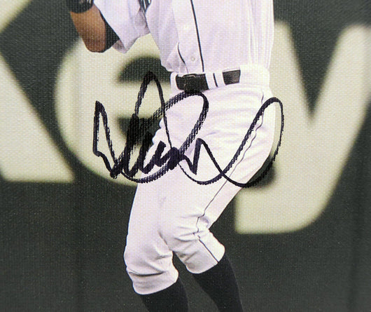 Ichiro Suzuki Autographed 7.5x9.5 Stretched Canvas Photo Seattle Mariners IS Holo SKU #202101